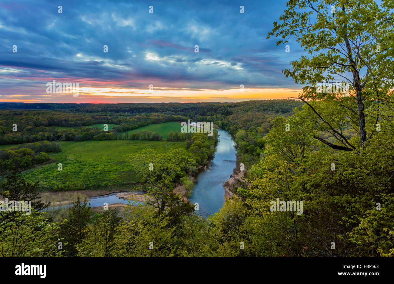 Buffalo National River, Arkansas: Tramonto nuvole sopra il fiume Buffalo vicino Tyler piegare Foto Stock