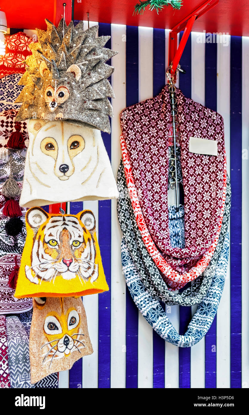 Riga, Lettonia - 26 dicembre 2015: lana fatti a mano sciarpe e cappelli di  animale appesa presso lo stand durante il mercatino di Natale a Riga,  Lettonia Foto stock - Alamy