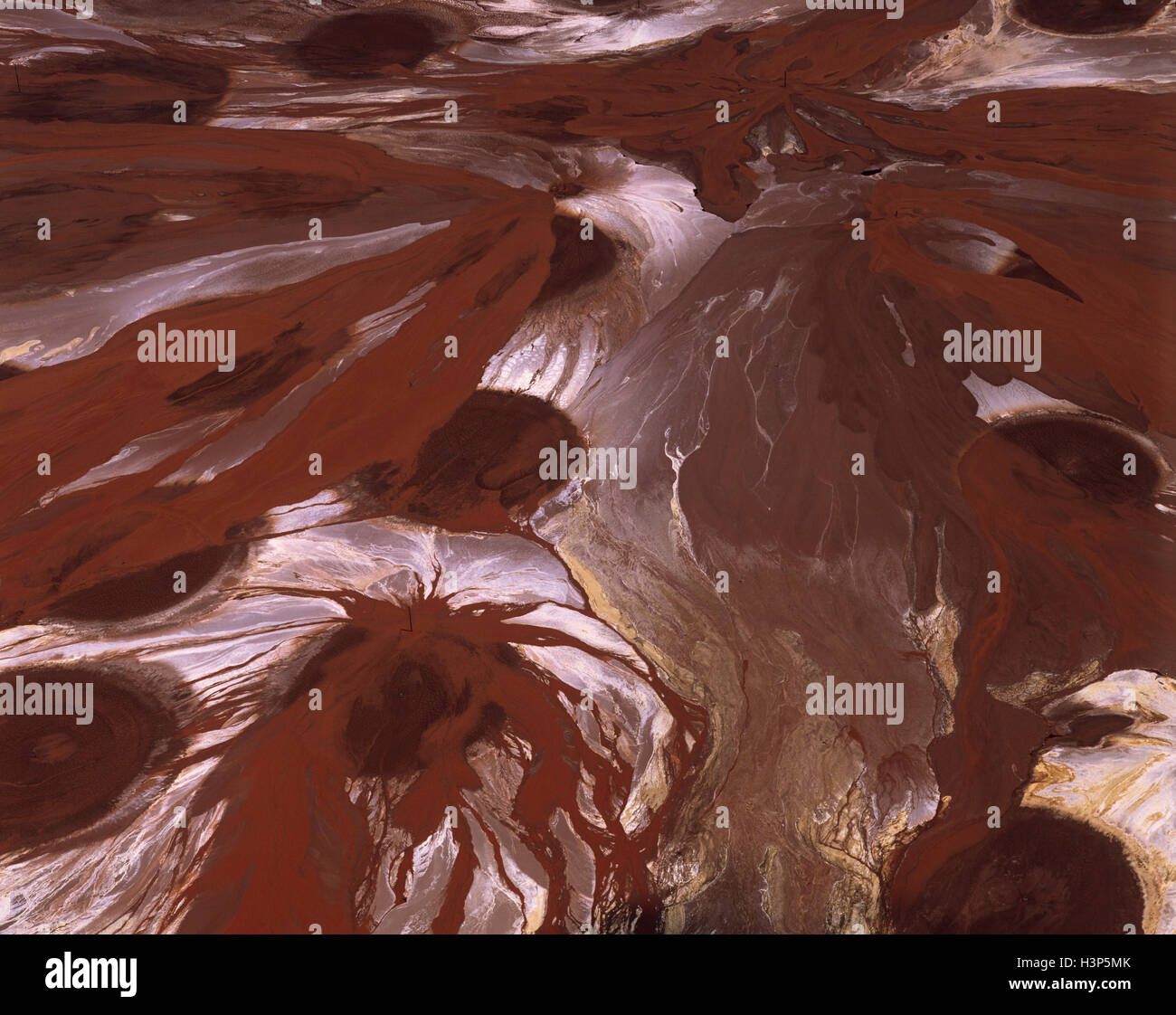 Stagni di insediamento alla miniera di bauxite. Foto Stock