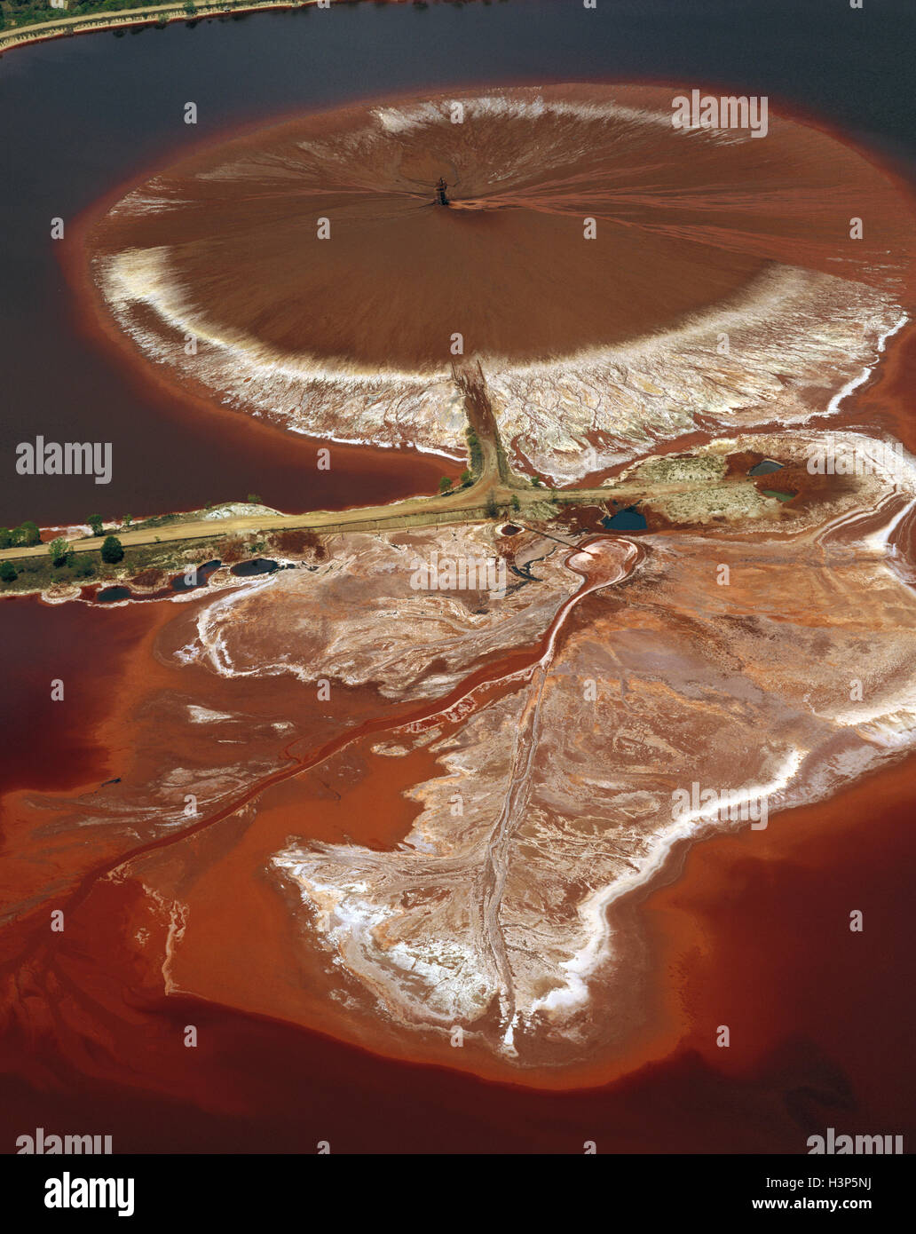 Stagni di insediamento alla miniera di bauxite, Foto Stock