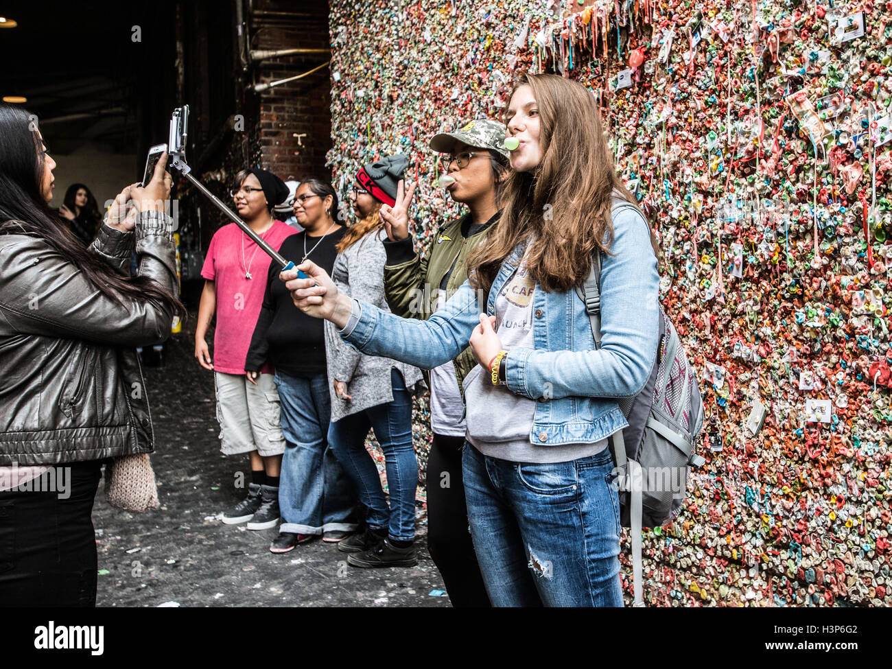 I turisti scattare foto al muro di gomma al di fuori del Mercato di Pike Place in Seattle. Foto Stock