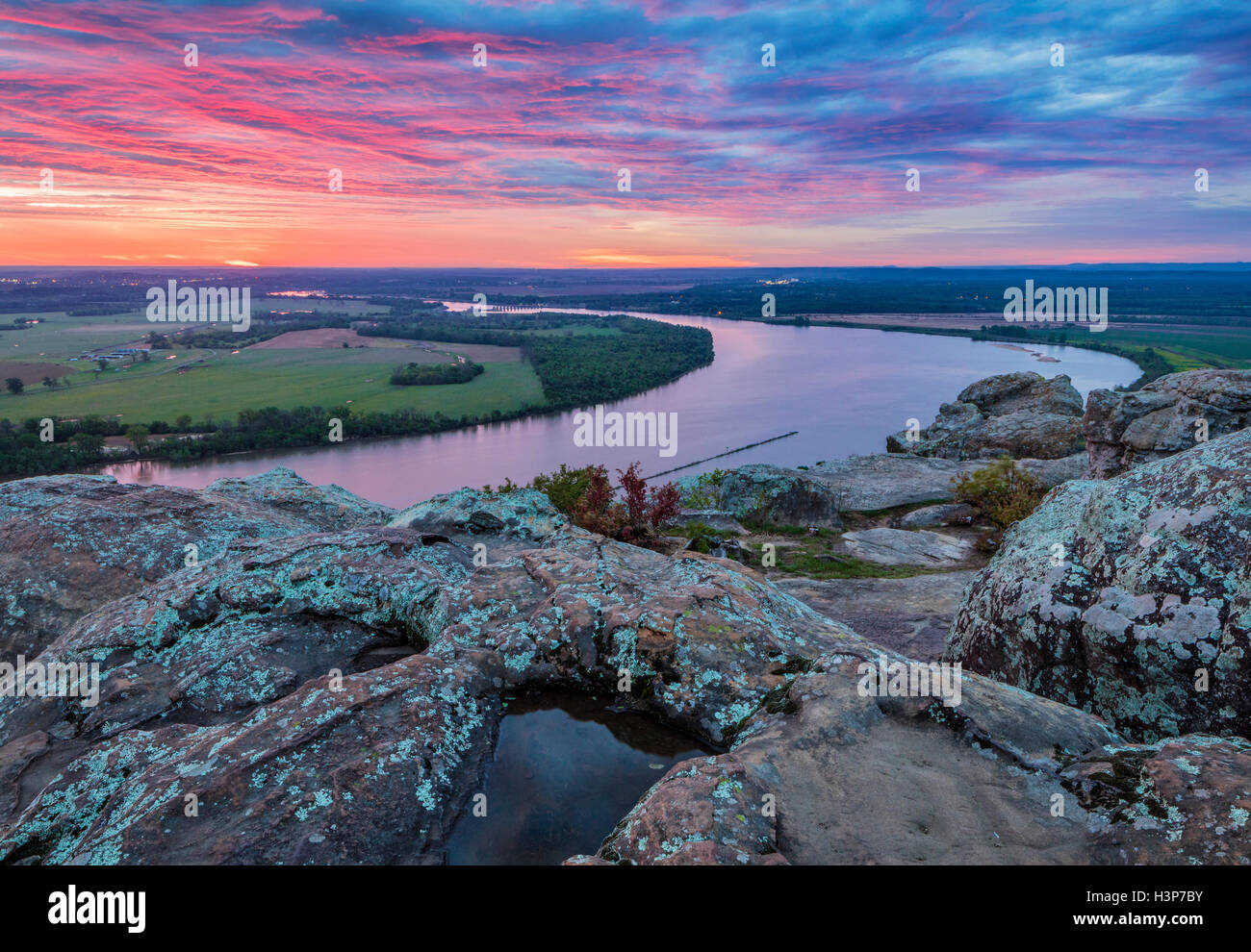 Petit Jean State Park, AR: Alba sopra di te Arkansas River Valley da Petit Jean recinto si affacciano Foto Stock