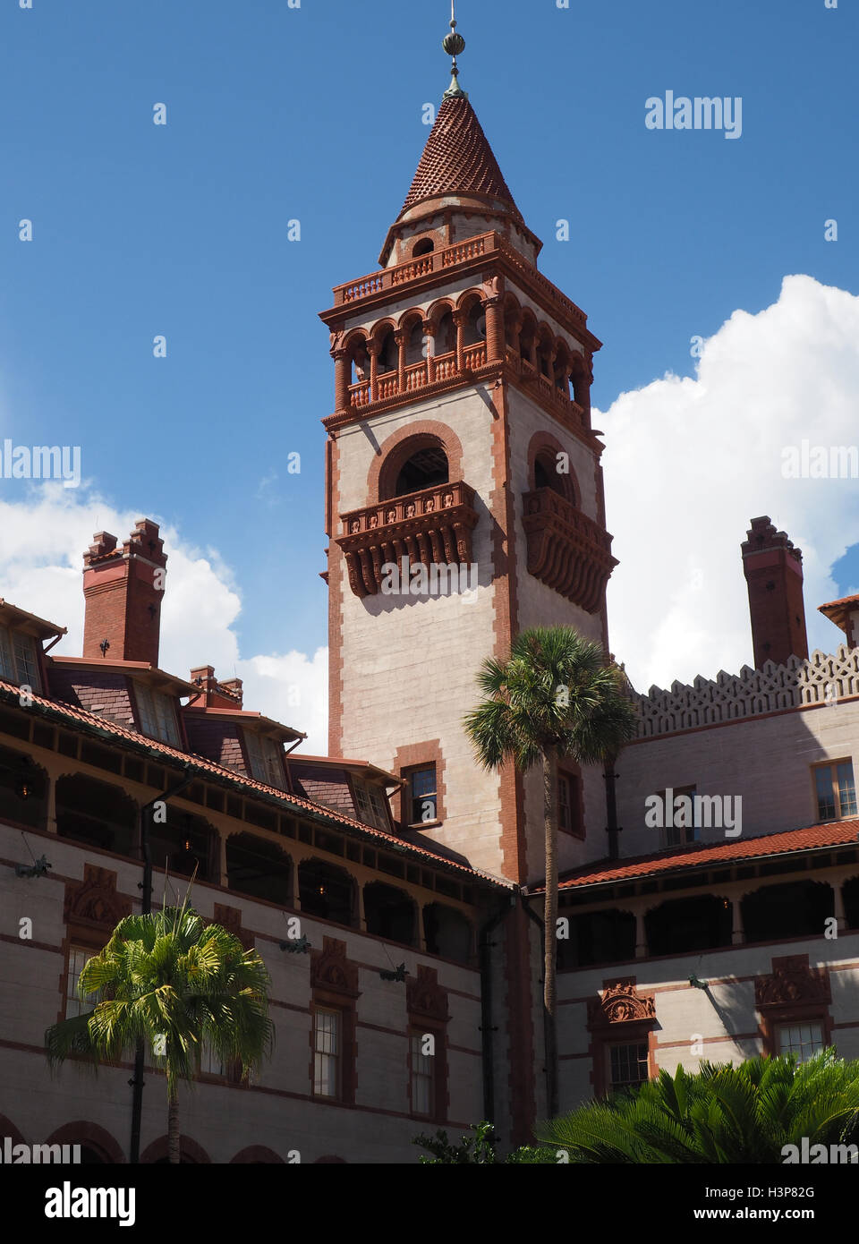 Una torre a Flagler College di sant'Agostino in Florida. Il collegio è il sito di ex Ponce de Leon hotel. Essa è in spagnolo Foto Stock