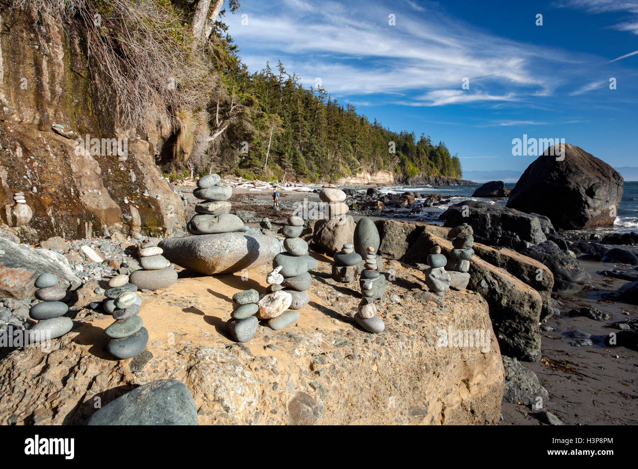 Rock Cairns sulla spiaggia mistica, Sooke, Isola di Vancouver, British Columbia, Canada Foto Stock