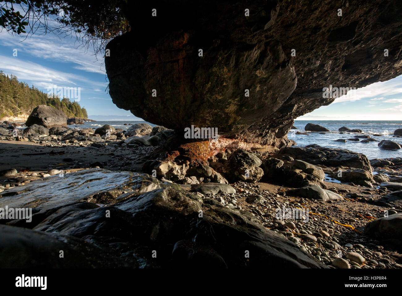 Grotta di Mystic Beach, Sooke, Isola di Vancouver, British Columbia, Canada Foto Stock