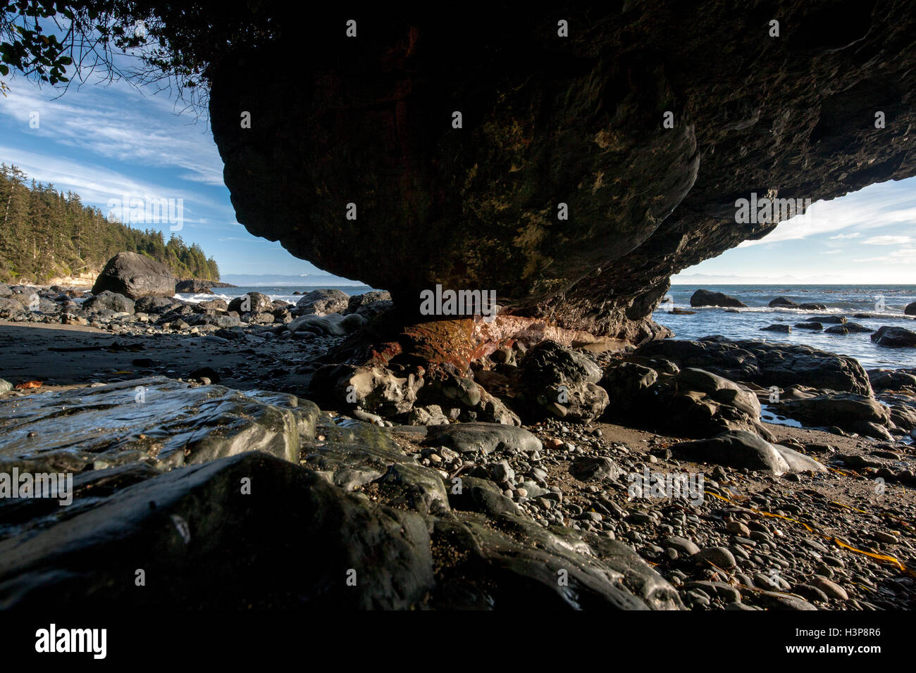Grotta di Mystic Beach, Sooke, Isola di Vancouver, British Columbia, Canada Foto Stock