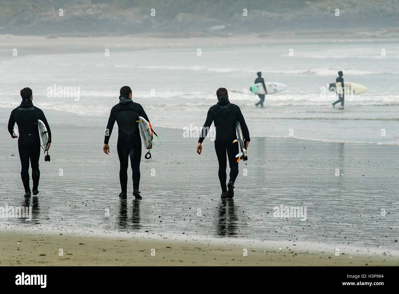 Surfisti sulla spiaggia Wickaninnish - Tofino, Isola di Vancouver, British Columbia, Canada Foto Stock