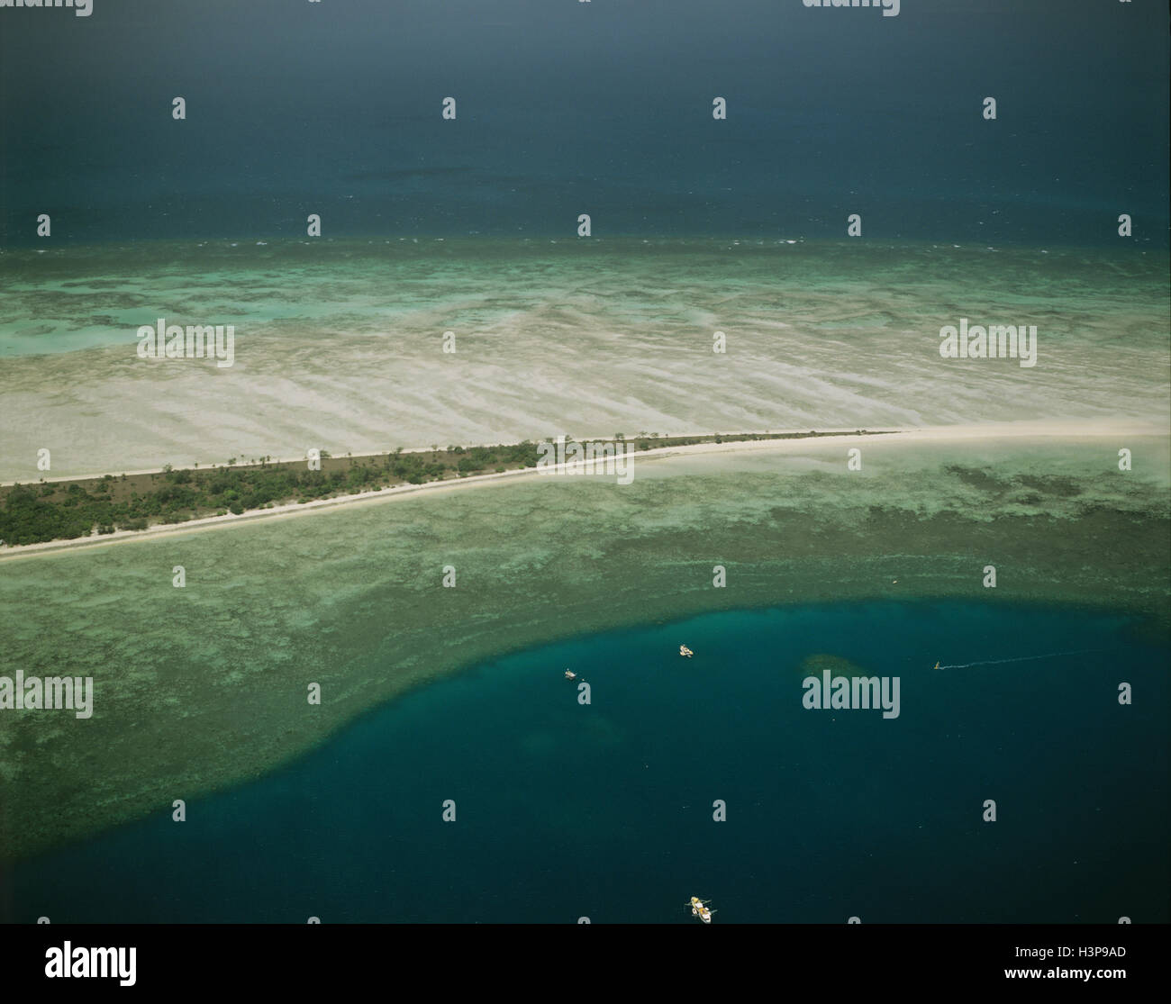 Reef tra Poruma o Coconut Island e Masig o Yorke Island, Foto Stock