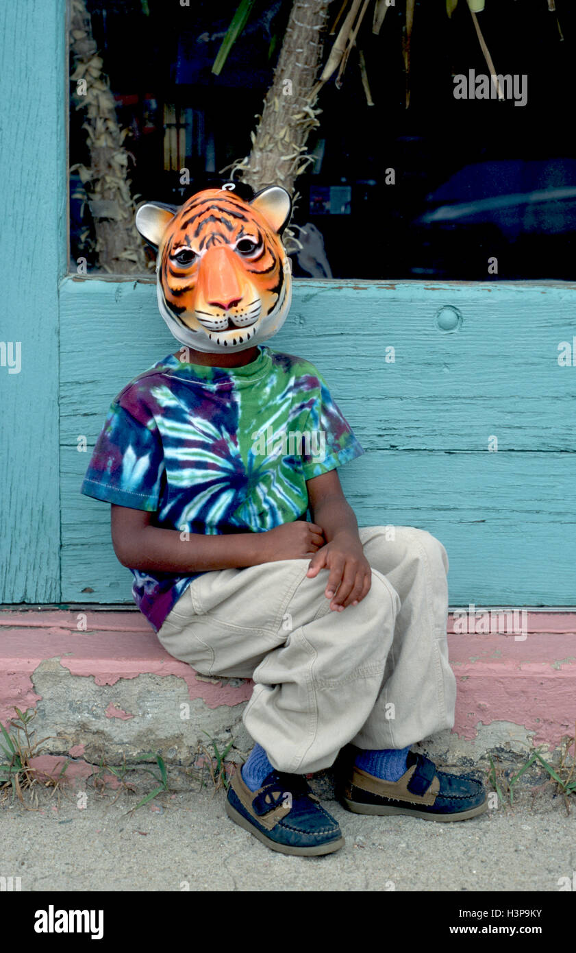 Giocoso bambino vestito in costume tigre,gioca a nascondino Foto