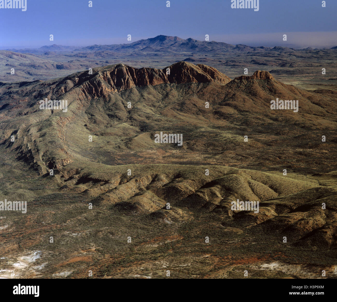Mount Sonder o Rwetyepme, 1380 m, e nella distanza Mount Zeil o Urlatherrke, 1531 m, il picco più alto nel territorio, Foto Stock