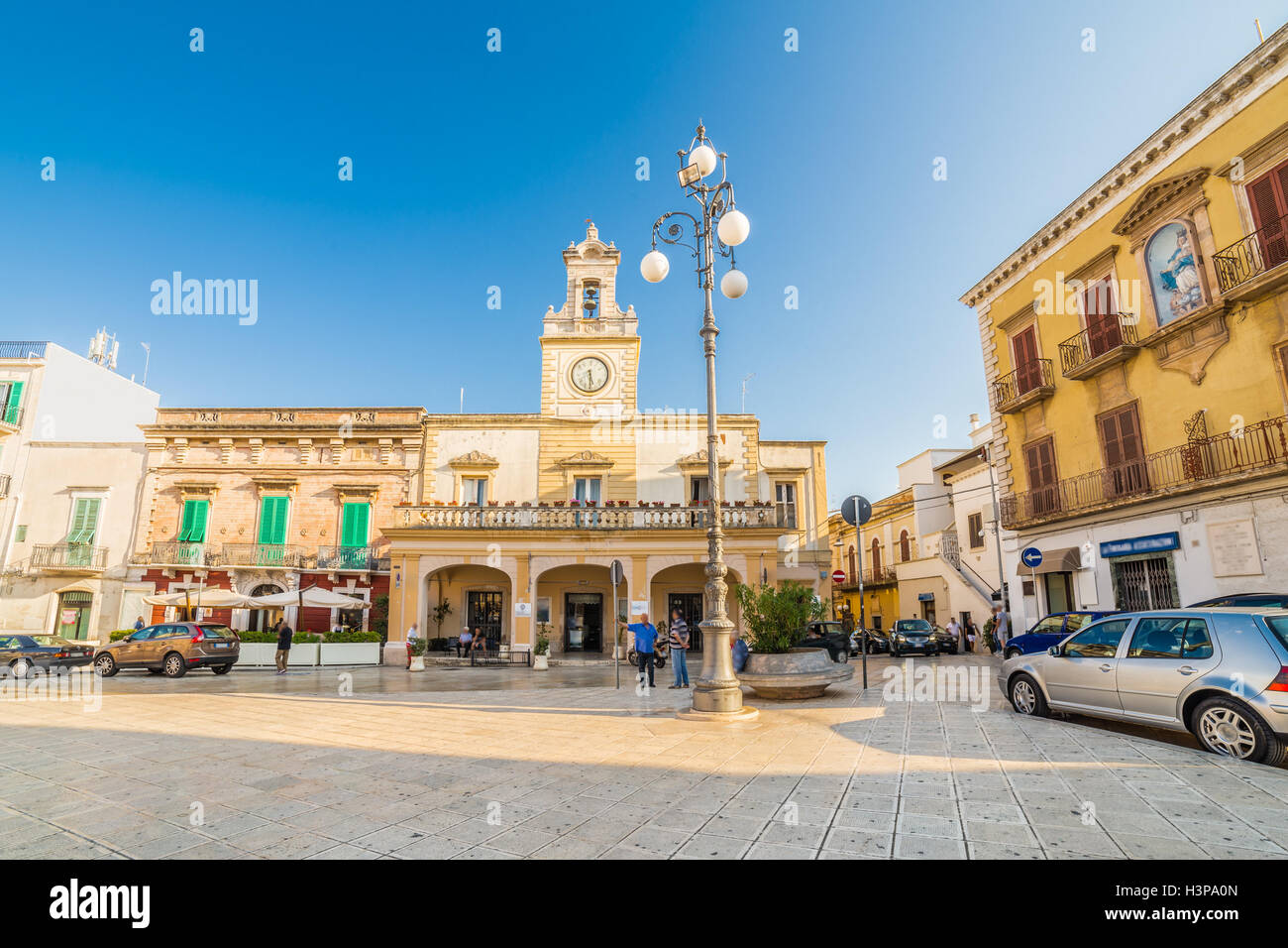 Piazza tipica del vecchio villaggio in Puglia, Italia Foto Stock