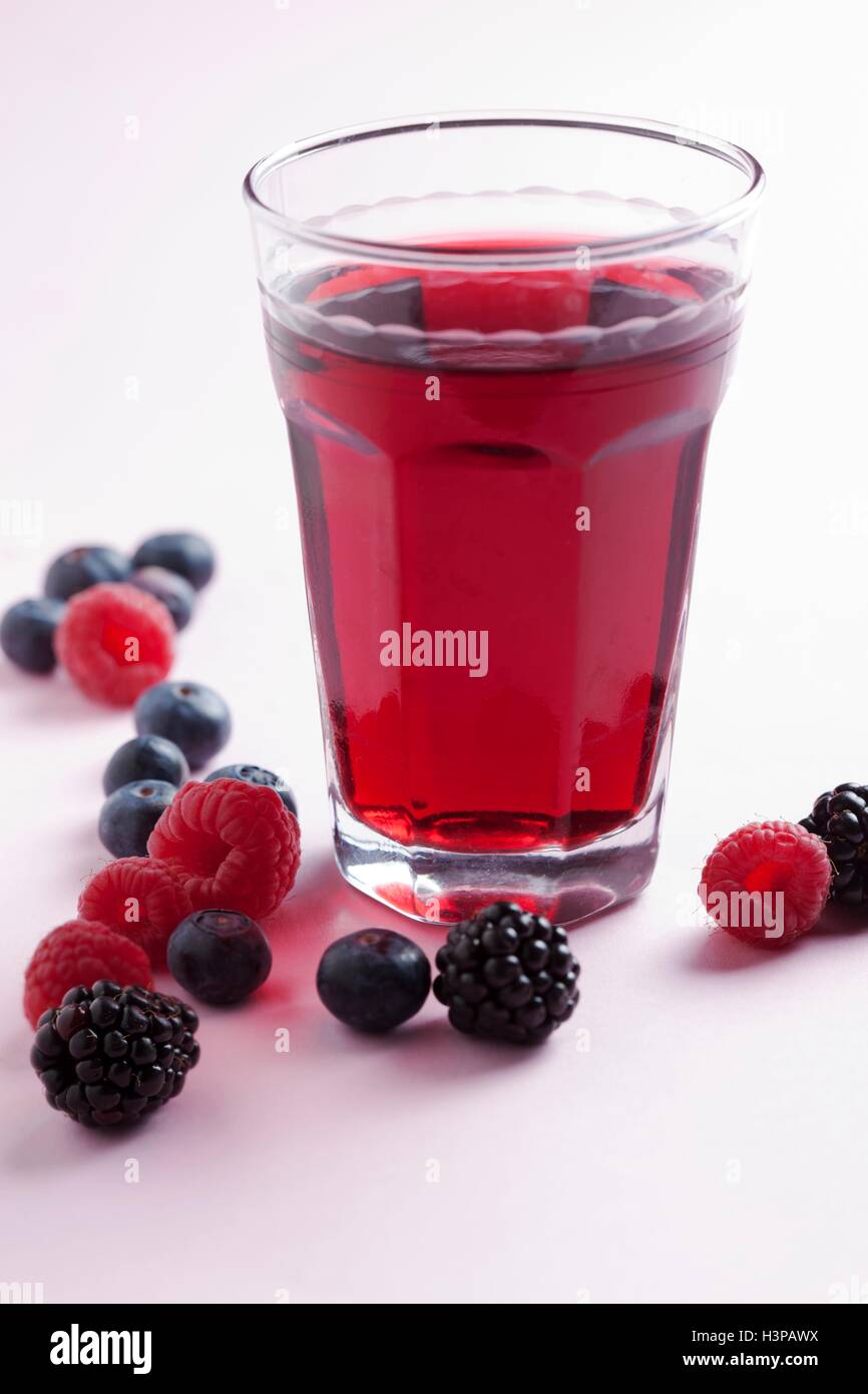 Fresco di succo di frutti di bosco, studio shot. Foto Stock