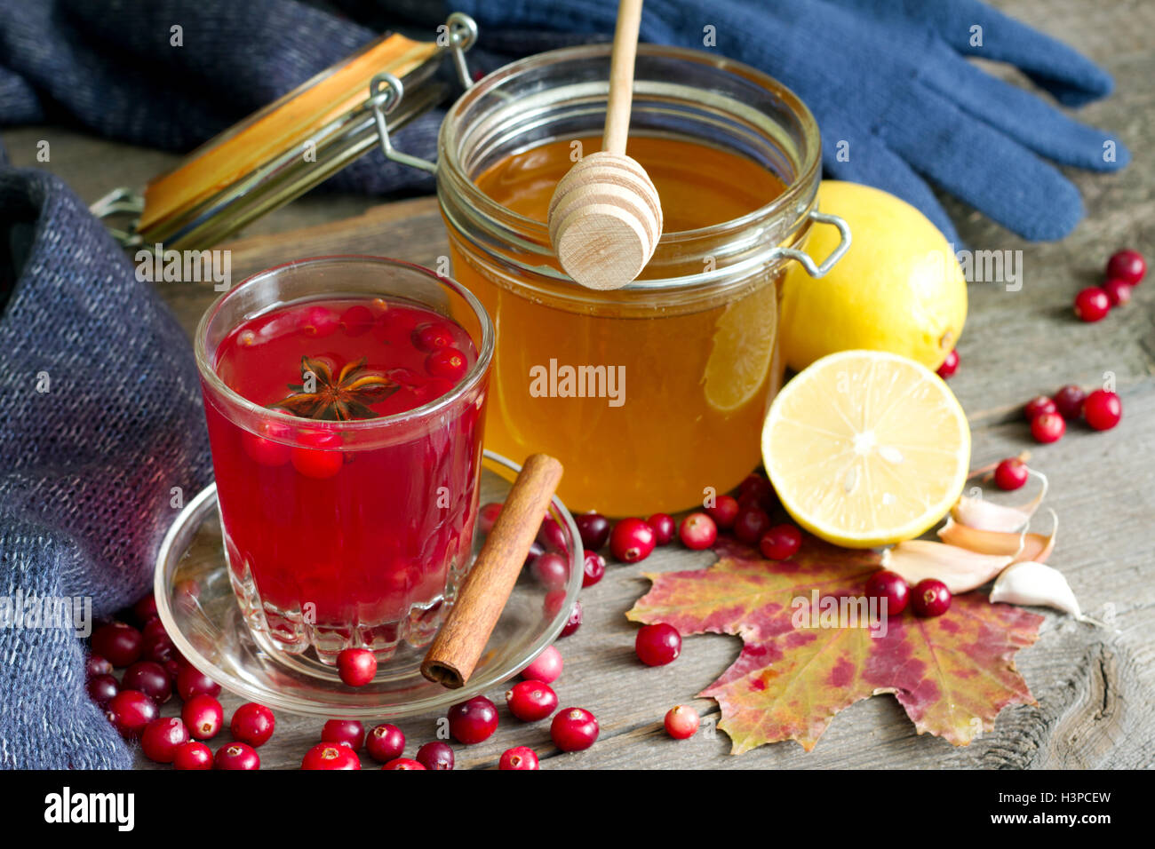 Il tè di mirtillo palustre, miele e limone prodotti per rafforzare l'immunità Foto Stock