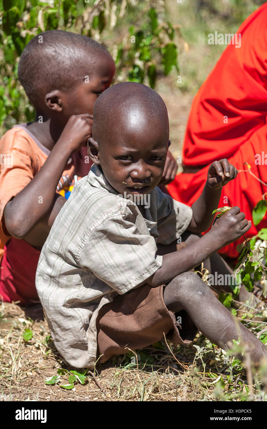 AMBOSELI, KENYA - Feb 12, 2010 Unidentified Massai bambini in Kenya, Feb 12, 2010. Foto Stock
