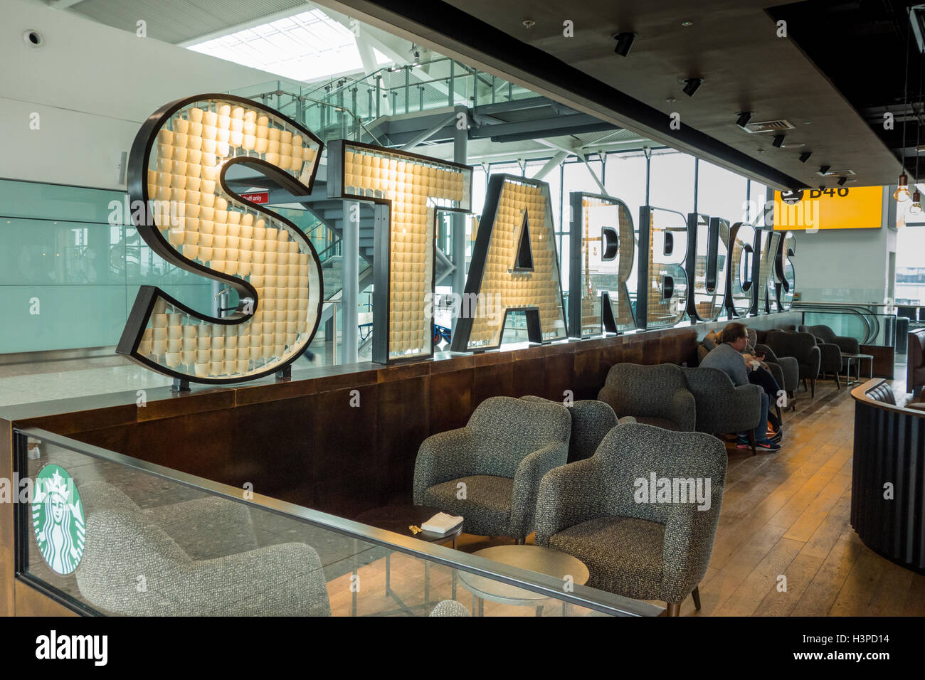 Starbucks Cafe a Heathrow Terminal 5, sala partenze, London, Regno Unito Foto Stock