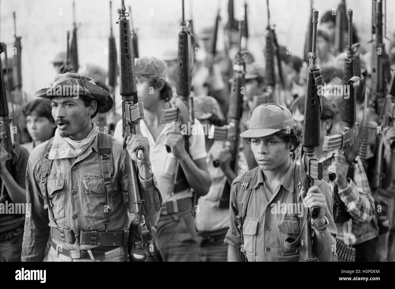 CHALATENANGO, EL SALVADOR, FEB 1984: - all'interno del FPL Guerrilla zone di controllo - Comandante Douglas parla di alcuni dei guerriglieri che erano state raccolte per un offensiva. Foto Stock