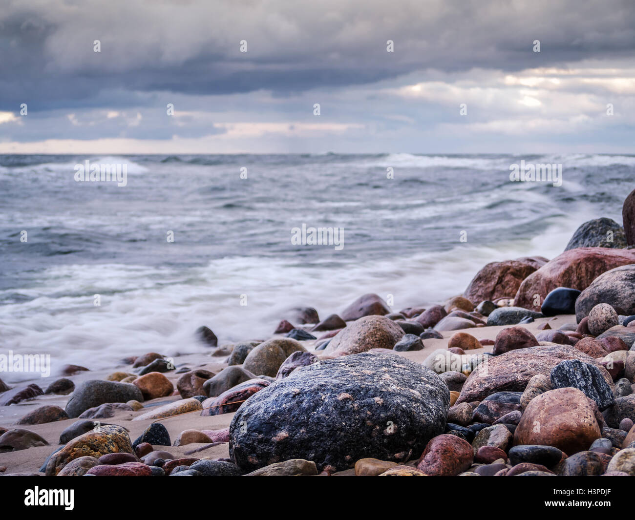 Litorale roccioso con mare tempestoso delle forme d'onda Foto Stock