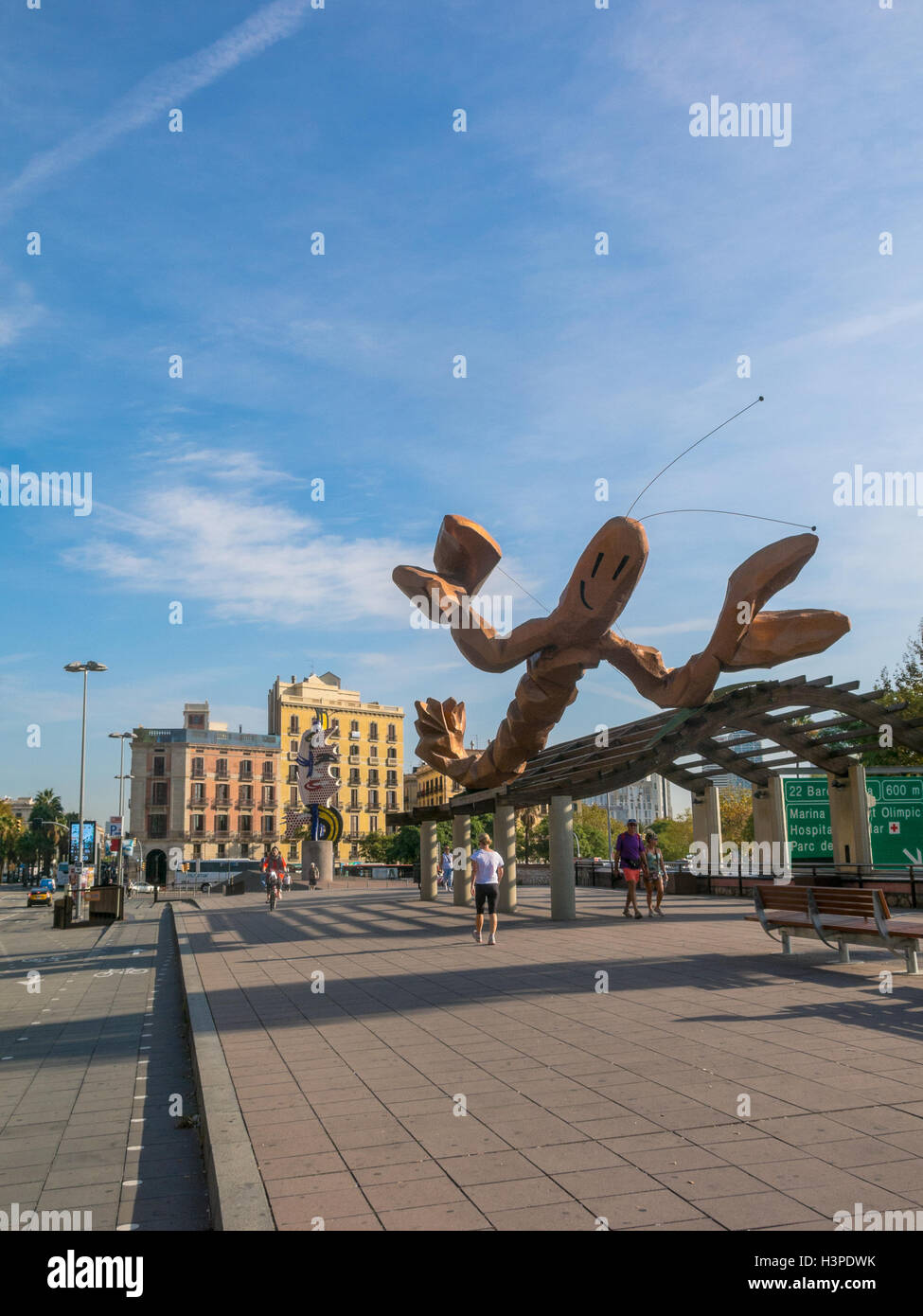 Barcellona, Spagna - Ott 5: passanti in una giornata di sole il 5 ottobre 2016, sulla passeggiata "oll de la Fusta', lungo la costa della città Foto Stock