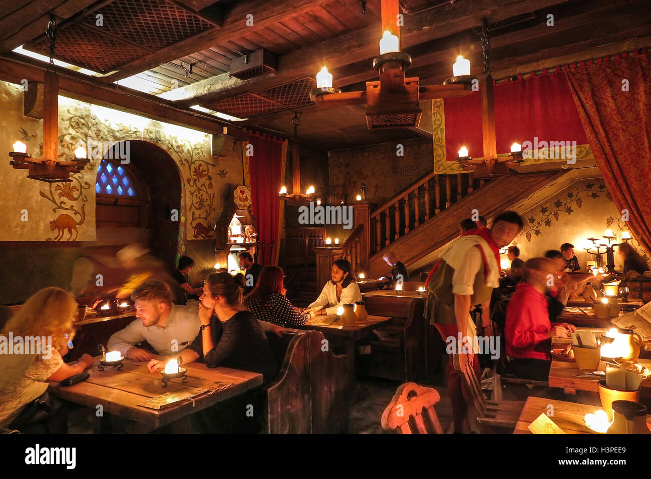 Il cafe ristorante alla sera a Tallinn in Estonia. Foto Stock