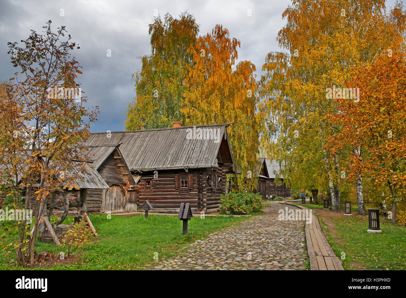 A Kostroma, Russia - 20 Settembre 2016: Kostroma Architectural-Ethnographic e paesaggio Museum-Reserve Kostromskaya Sloboda. Hou Foto Stock