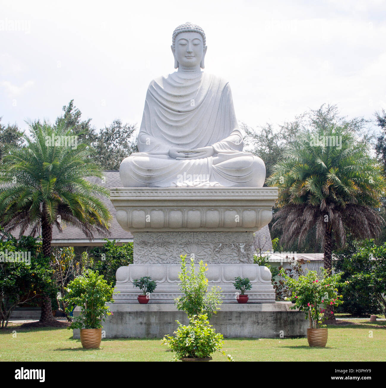 Imponenti statue di Buddha giganti a Mims, Florida, un'attrazione tranquilla e inaspettata a lato della strada che mescola spiritualità con il fascino eccentrico dei viaggi. Foto Stock
