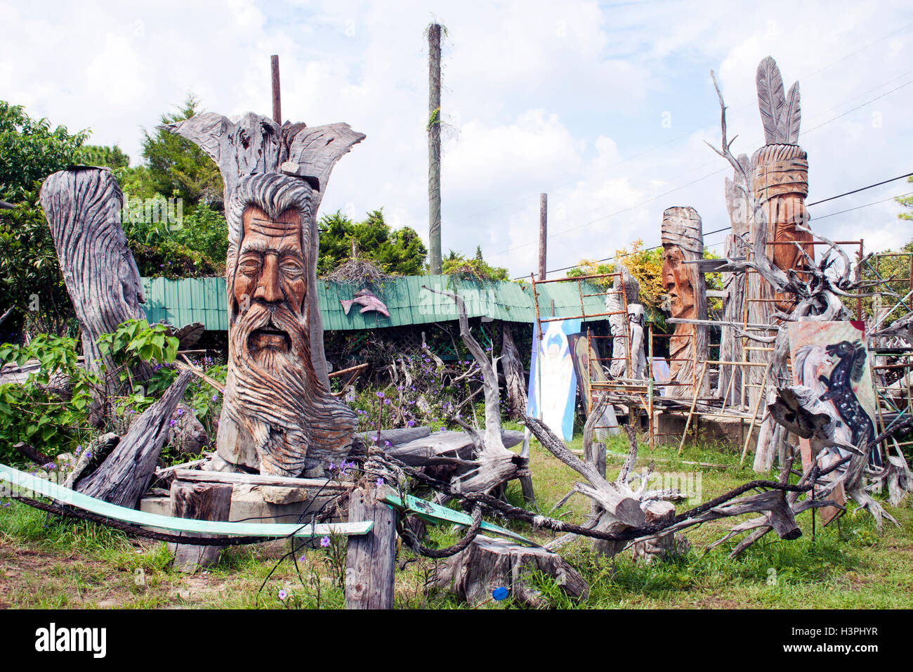 Scopri le splendide sculture in legno di Peter Wolf Toth nella sua galleria Edgewater, Florida, che celebra il patrimonio e l'arte dei nativi americani. Foto Stock