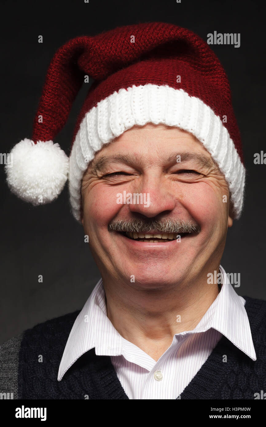 Uomo felice in un nuovo anno di cap di ridere. La preparazione per il nuovo anno e di Natale Foto Stock