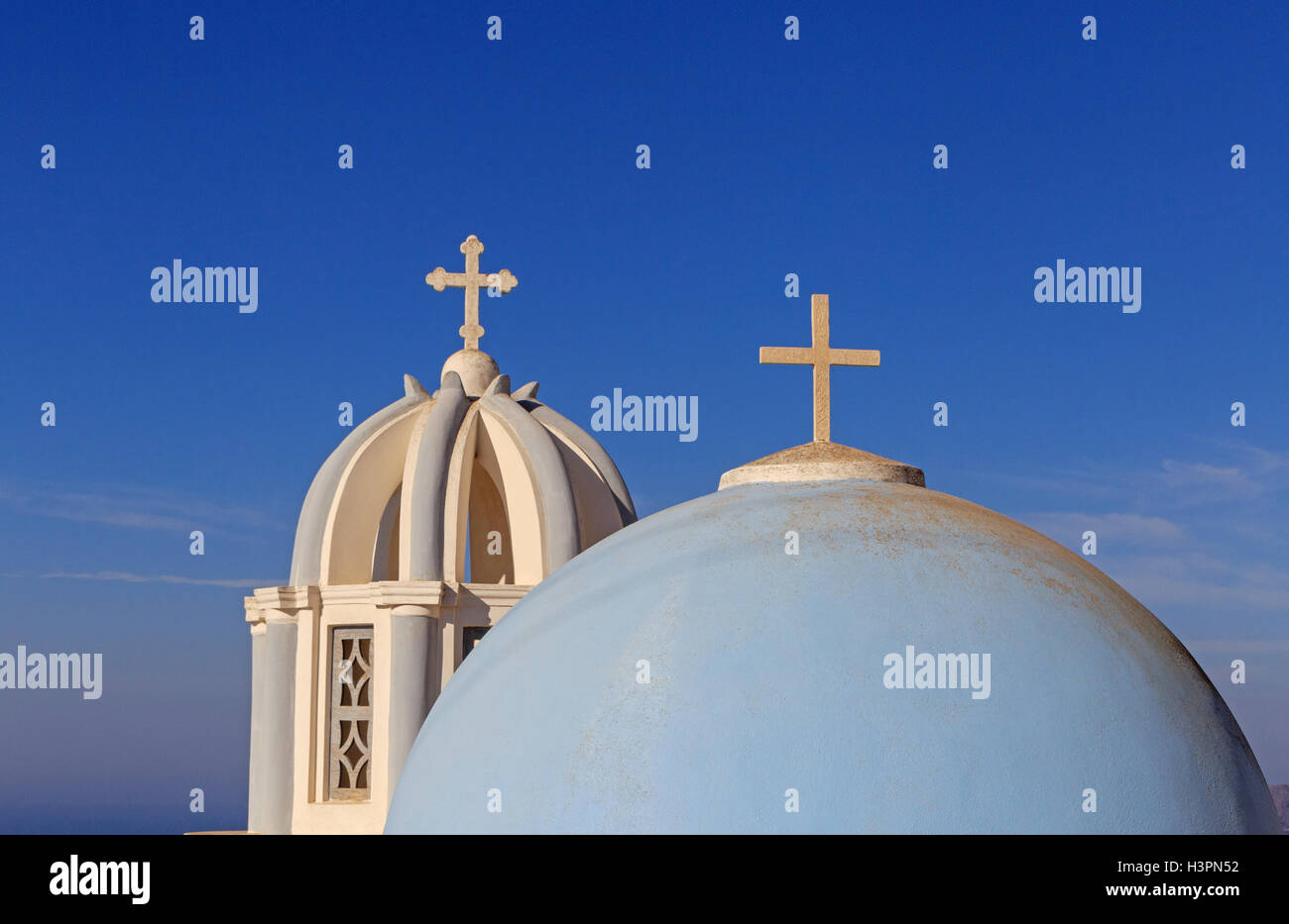 La cupola e il campanile della chiesa ortodossa in vhurch Firostefani, Santorini Foto Stock