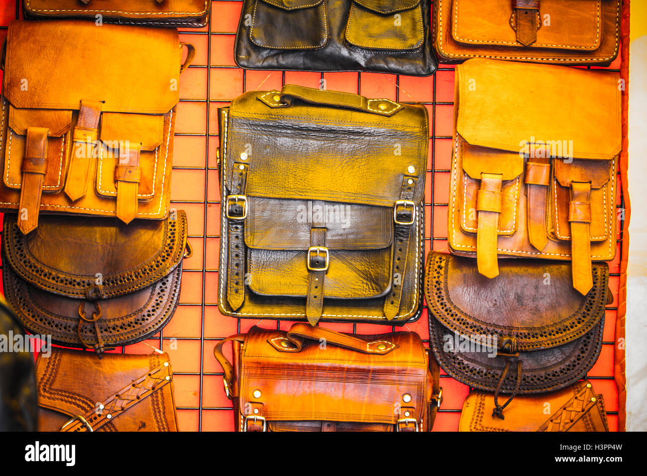 In pelle di bancarelle di artigianato in una fiera medievale Foto Stock