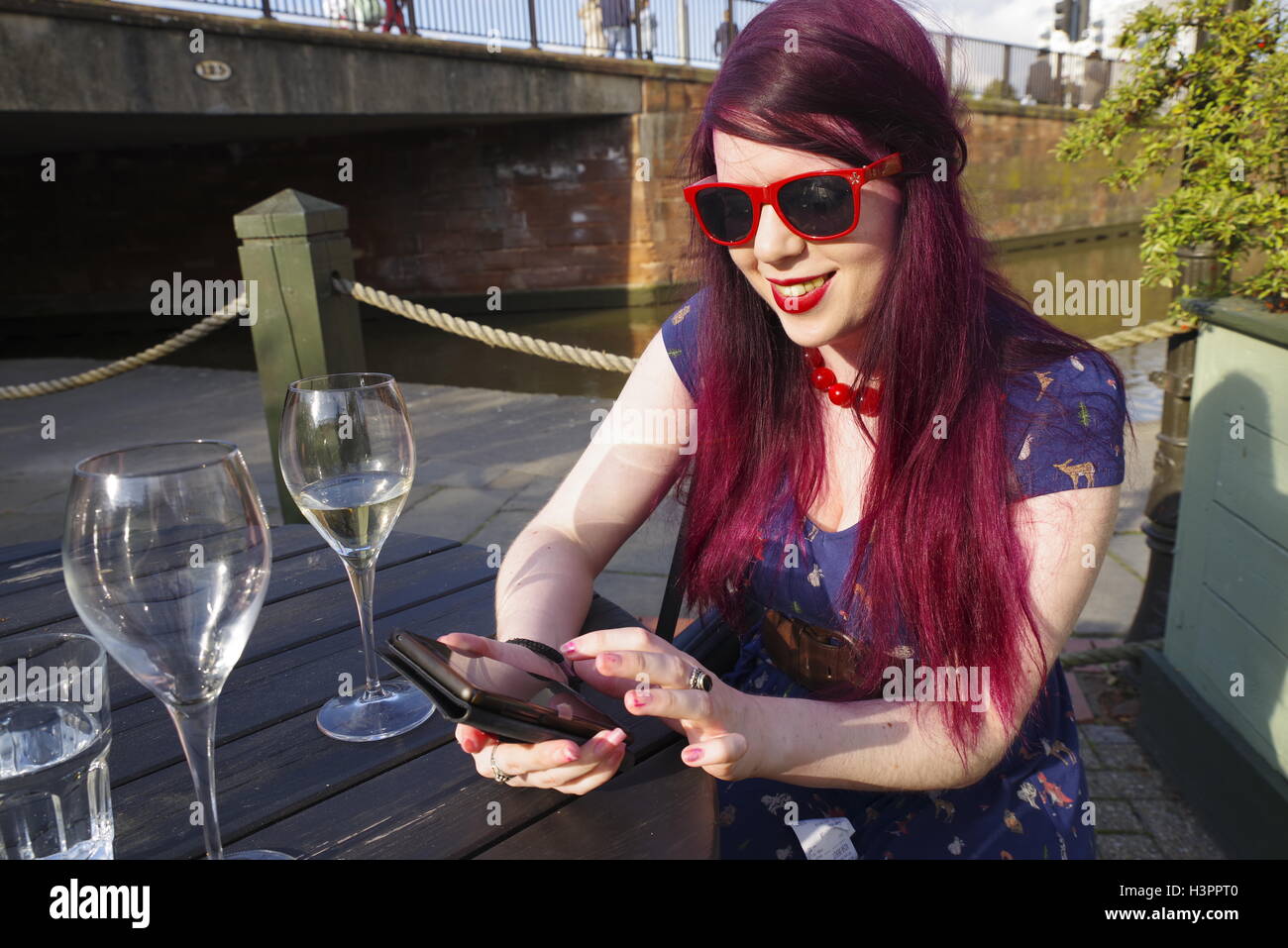 Giovane donna con samsung telefono, Foto Stock