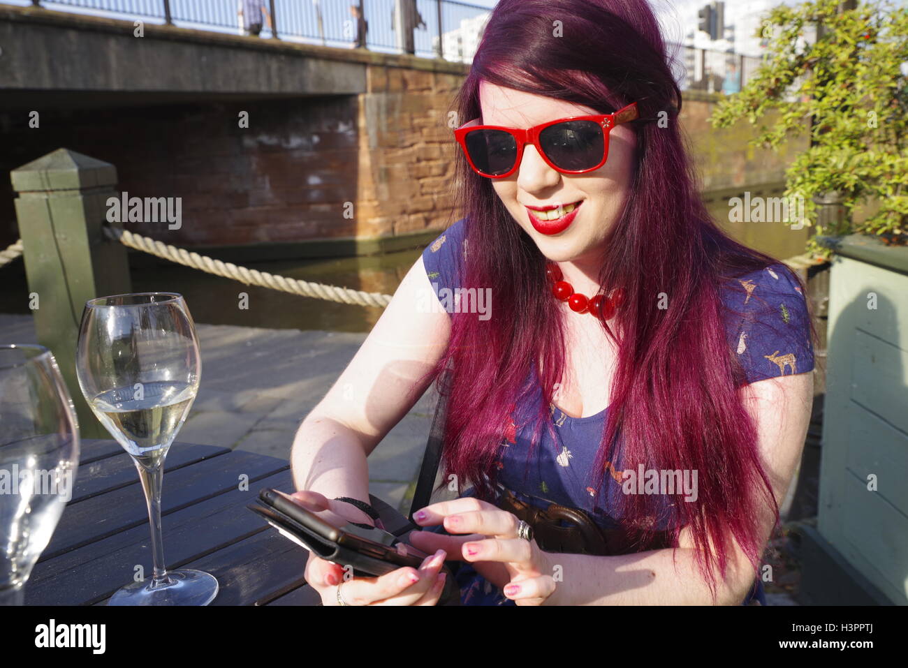 Giovane donna con samsung telefono, Foto Stock