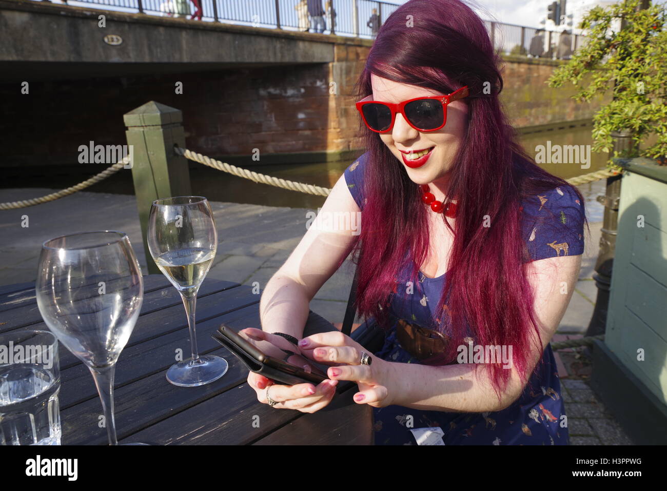 Giovane donna con samsung telefono, Foto Stock