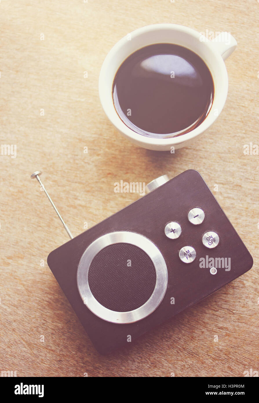 Il retro della radio e caffè nero con retro effetto di filtro Foto Stock