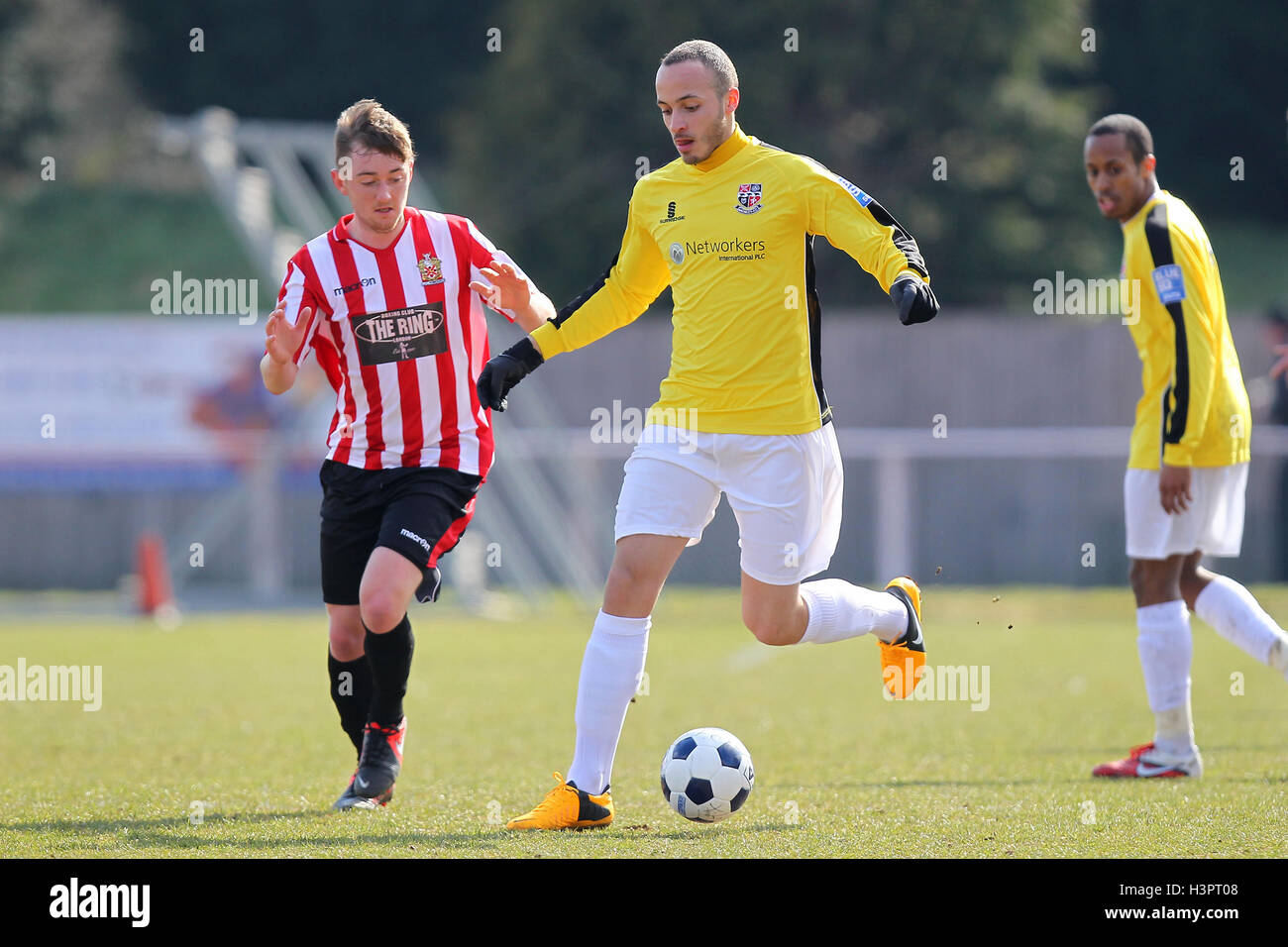 Elliott Buchanan di Bromley e Joey Maggio di Hornchurch - AFC Hornchurch vs Bromley - Blue Square Conferenza calcio sud presso lo Stadio, Upminster Bridge, Essex - 01/04/13 Foto Stock