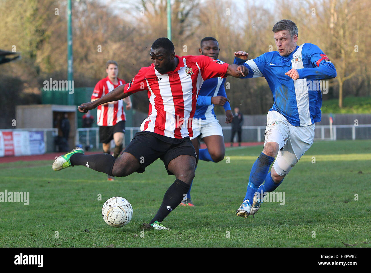 Tambeson Eyong di Hornchurch e Lee Flynn di grigi - AFC Hornchurch vs Grays Athletic - Ryman Premier League Division calcio presso lo Stadio, Bridge Avenue - 01/03/14 Foto Stock