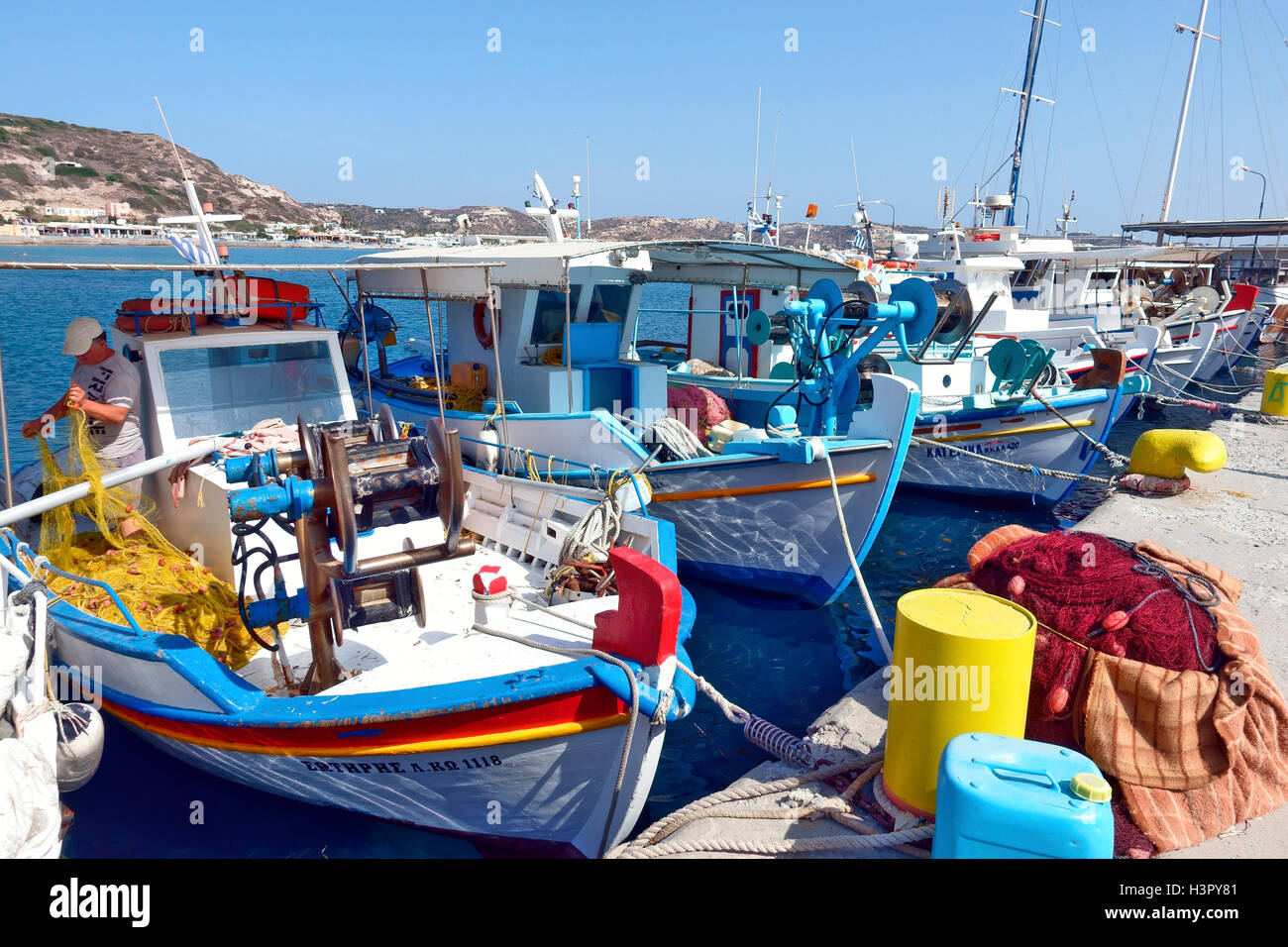Vivacemente colorate barche da pesca al porto di Kefalos, Kos una delle isole greche di Dodecanese Foto Stock