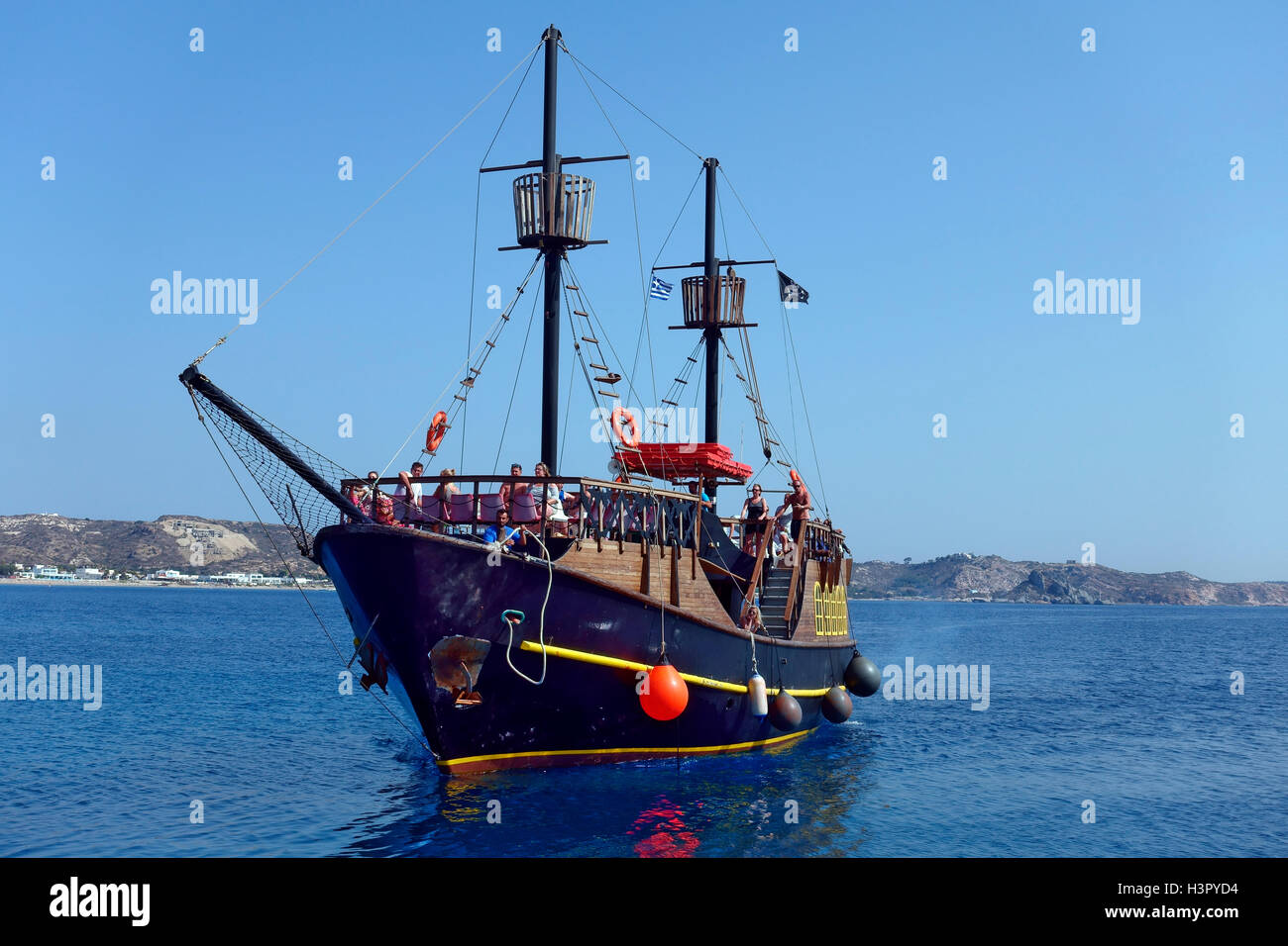 Giorno pirata viaggio di arrivo della nave presso il porto di Kefalos Kos, Grecia Foto Stock
