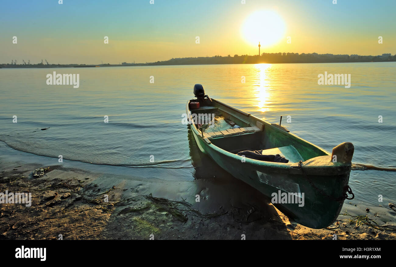 Una barca da pesca sulla riva Foto Stock