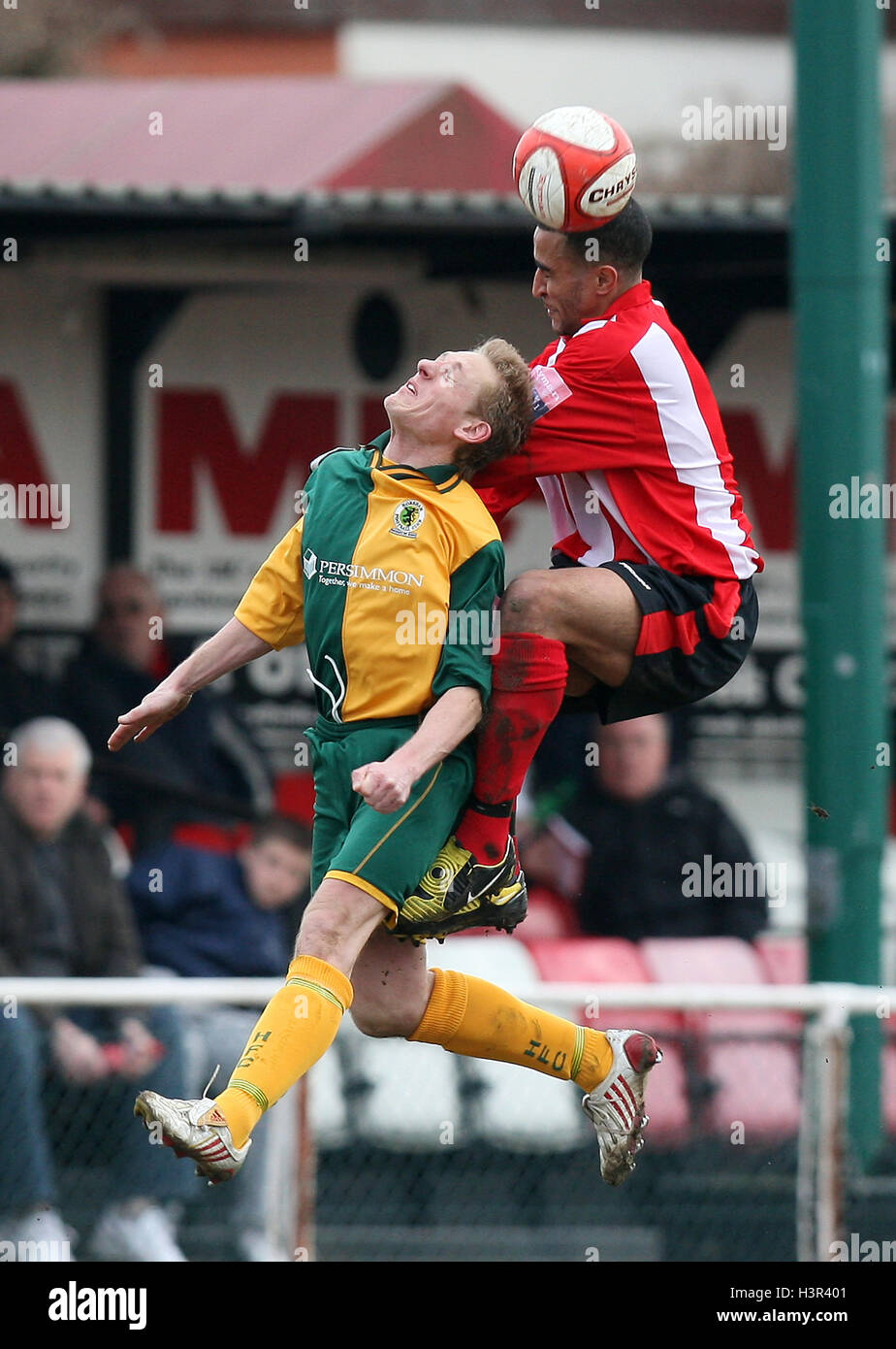 Jonathan Spencer di Hornchurch sorge sopra il segno ginocchio di Horsham - AFC Hornchurch vs Horsham - Ryman Premier League Division calcio presso lo Stadio - 13/03/10 Foto Stock