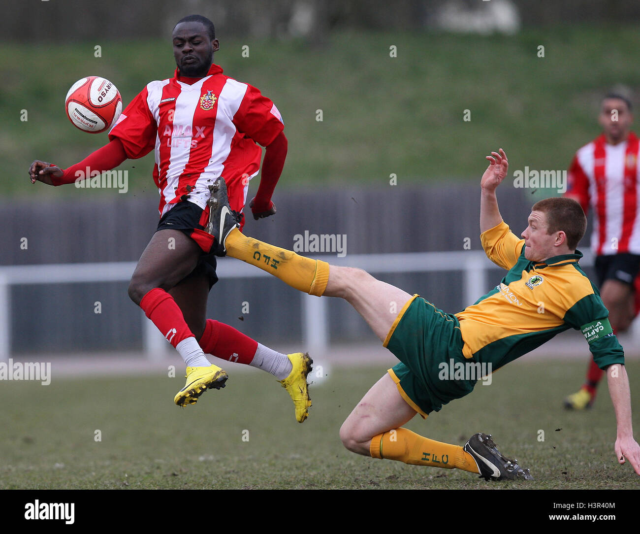 Sosthene Yao di Hornchurch è contestata dalla pagina di Sam di Horsham - AFC Hornchurch vs Horsham - Ryman Premier League Division calcio presso lo Stadio - 13/03/10 Foto Stock