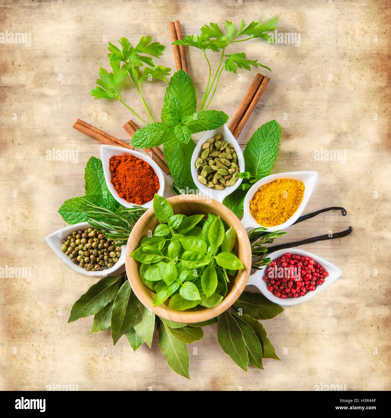 Fresche e colorate le erbe aromatiche e le spezie assortimento su un sfondo  vintage Foto stock - Alamy