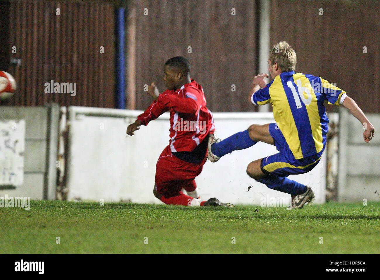 Joe Pattison segna il terzo e il gol vincente per Romford - Romford vs Aveley - Ryman League Championship Manager Cup Calcio al campo del Mulino - 16/11/10 Foto Stock