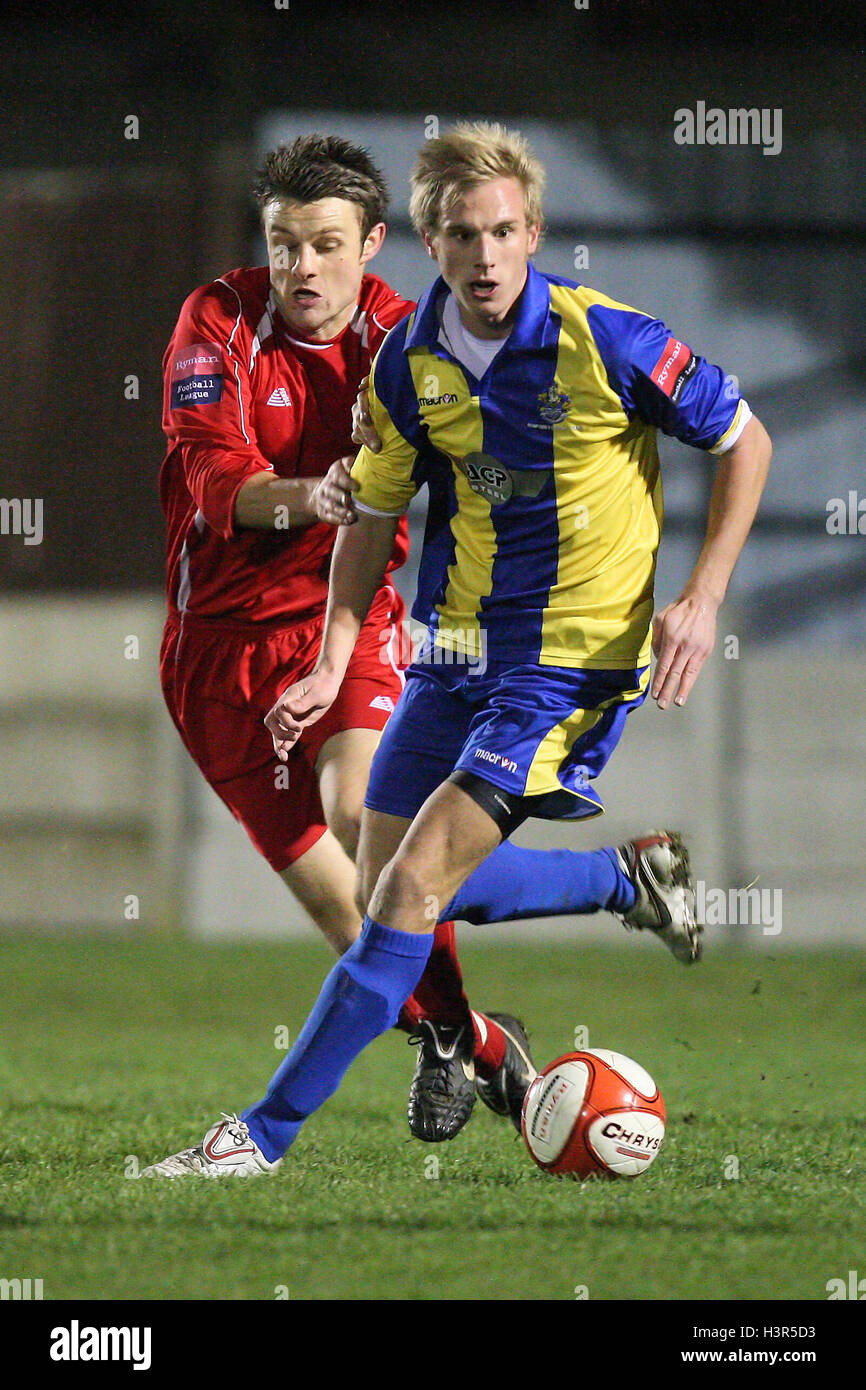 Joe Pattison di Romford evade Tony Russell di Aveley - Romford vs Aveley - Ryman League Championship Manager Cup Calcio al campo del Mulino - 16/11/10 Foto Stock