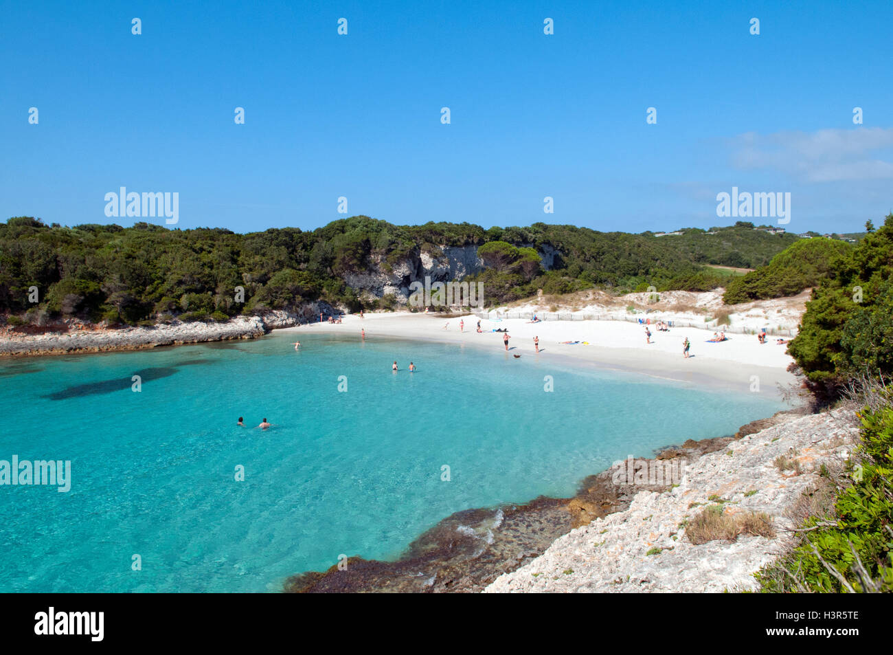 Alcuni turisti relax sulla splendida Petit Sperone spiaggia, Corsica, Francia Foto Stock