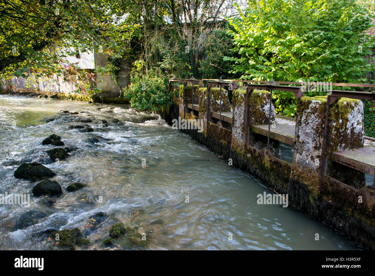 Gated weir, Divonne Les Bains, Ain dipartimento in Francia orientale Foto Stock