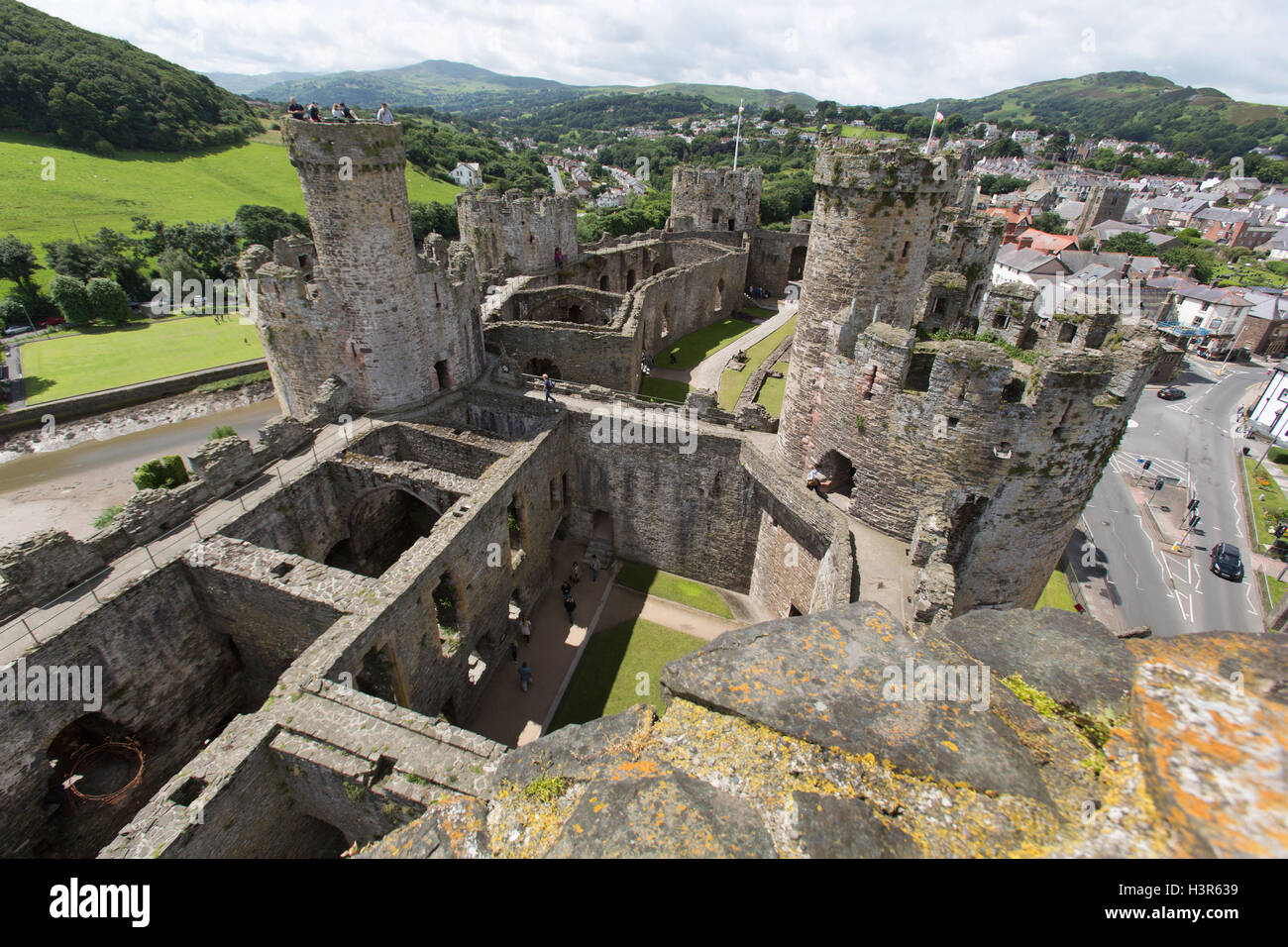 Città di Conwy, Galles. Pittoresca vista in elevazione della storica Conwy Castle. Foto Stock