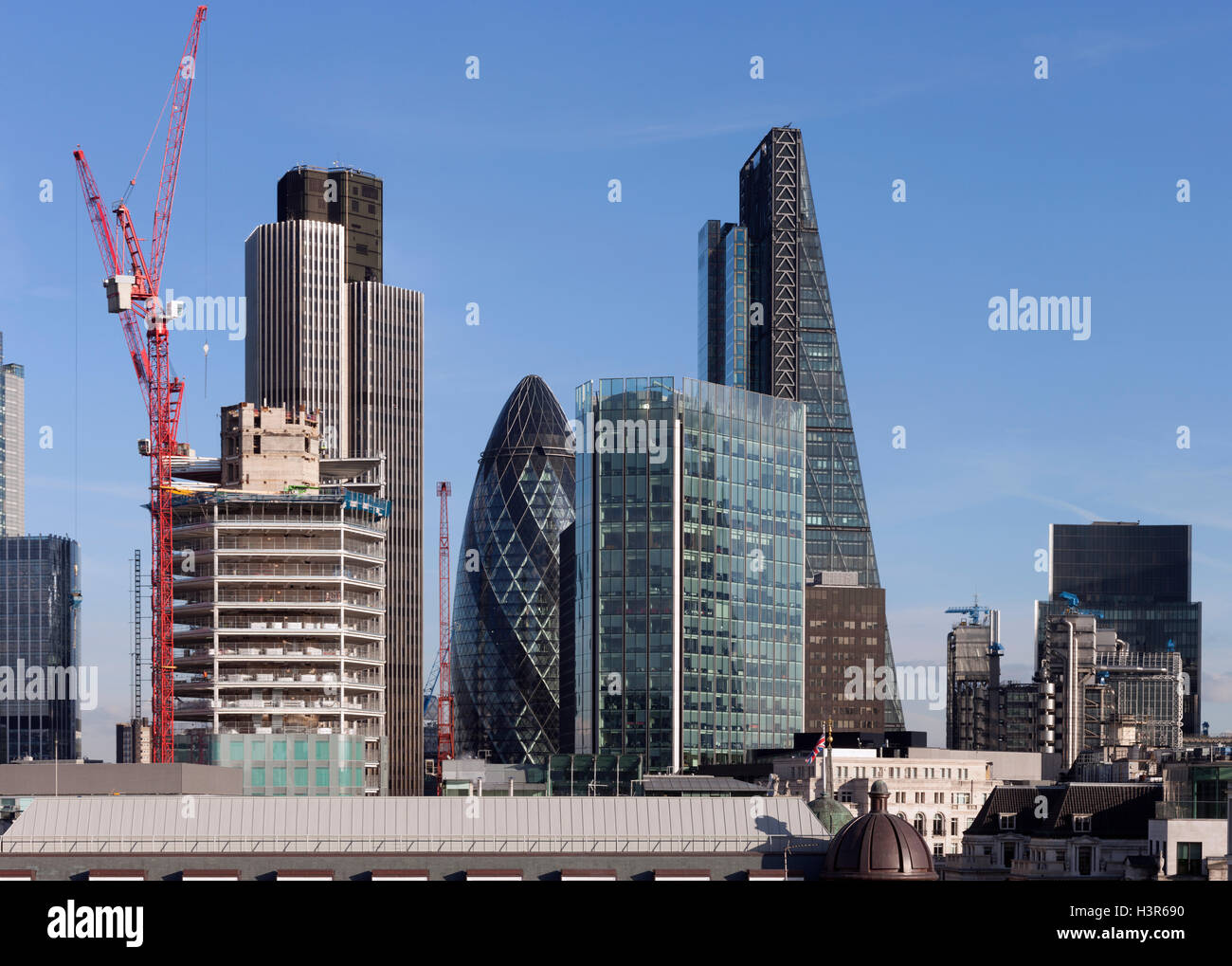 Città di Londra con gru rossa mostra il Gherkin, cheesegrater e torre 42 Foto Stock