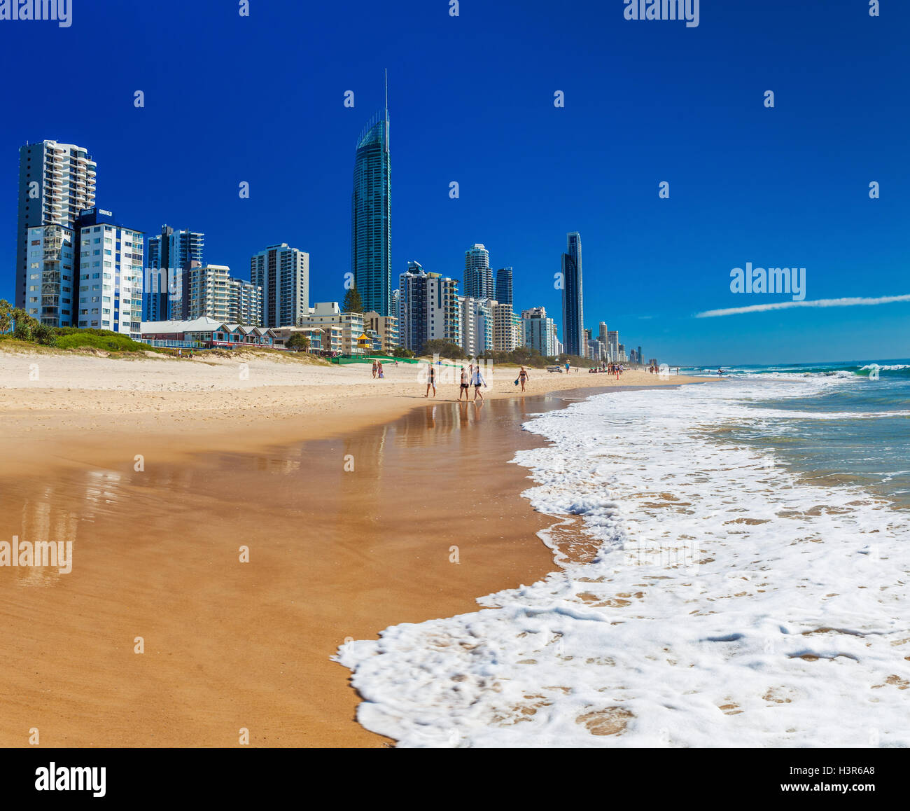 SURFERS PARADISE, AUS - Settembre 05 2016 Skyline e una spiaggia di Surfers Paradise, Gold Coast. Uno di Australia iconici coastal t Foto Stock