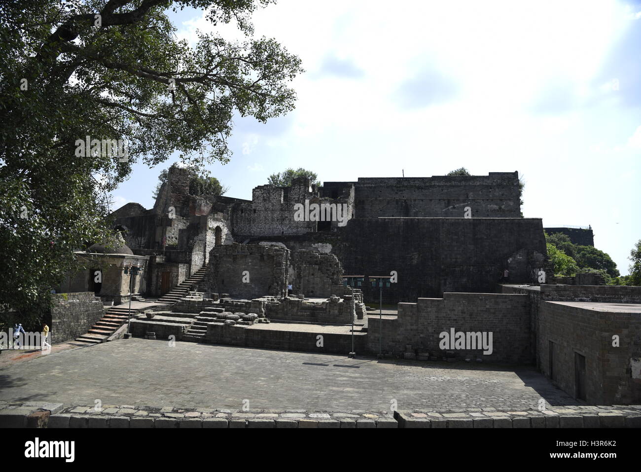 L'architettura storica Kangra fort è situato a 20 chilometri dalla cittadina di Dharamsala nella periferia di Kangra, India. Foto Stock