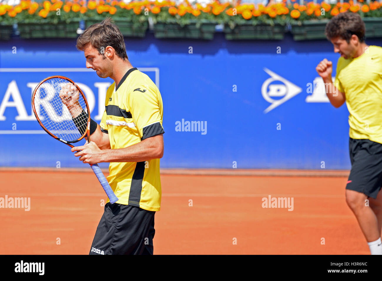 Barcellona - Apr 24: Granollers (sinistra) e Lopez (destra) celebrare un punto in ATP Barcelona Open Banc Sabadell Conde de Godo. Foto Stock